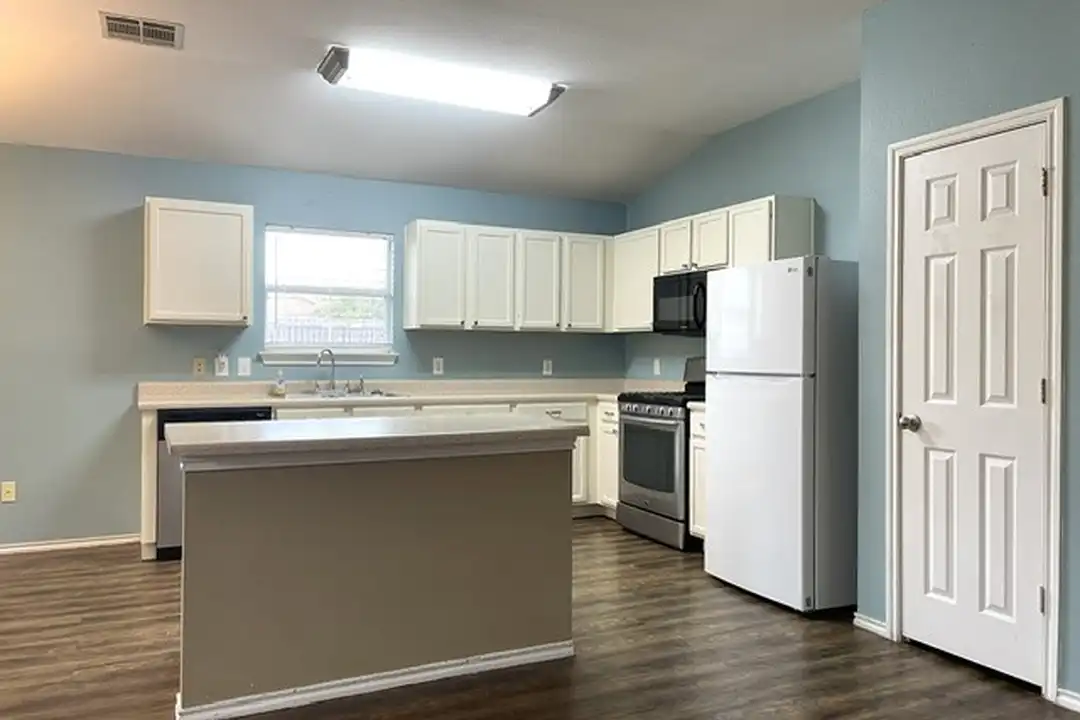 289 Lake Washington Dr - More