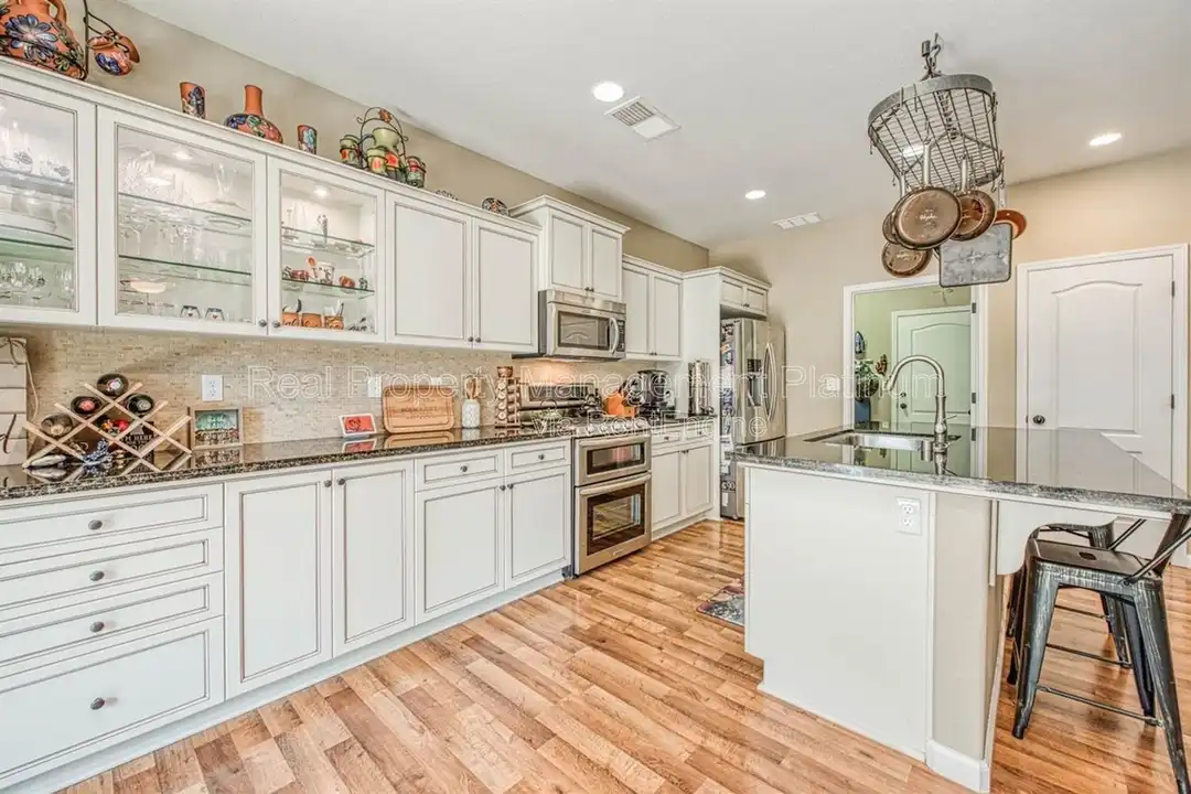 3470 Buckingham Ave - View 3