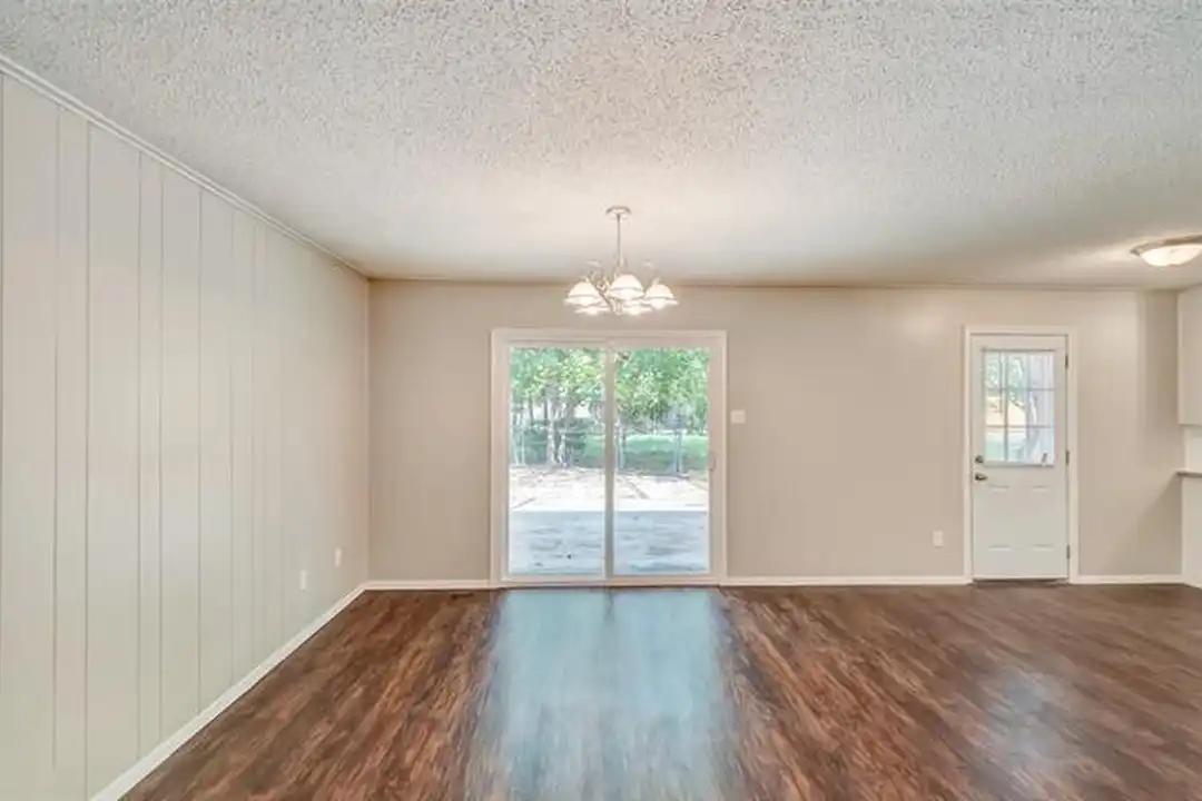 2833 Kingsbury Ave - View 5