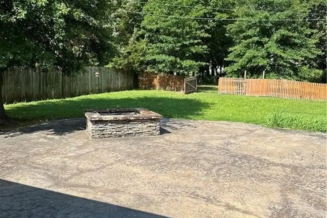 2010 S Elm St - View 2