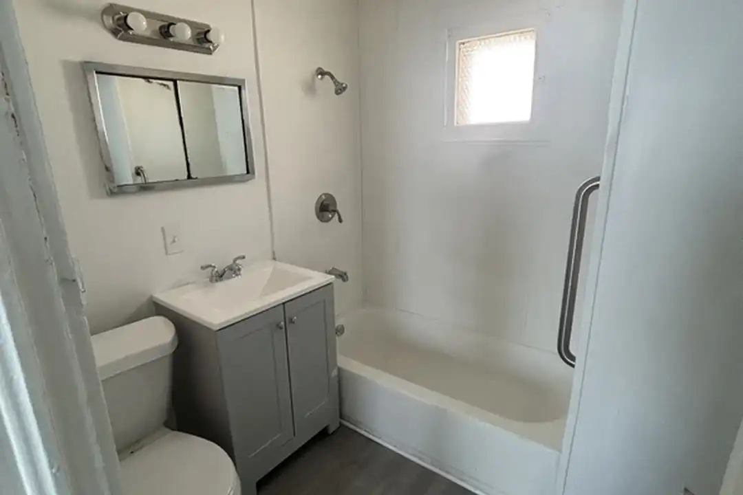 6819 Hope Ave – pohled 6