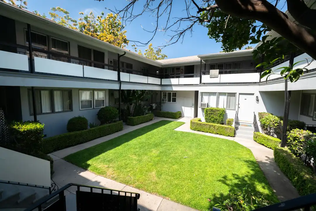 Apartment in Los Angeles, Westwood - View 3