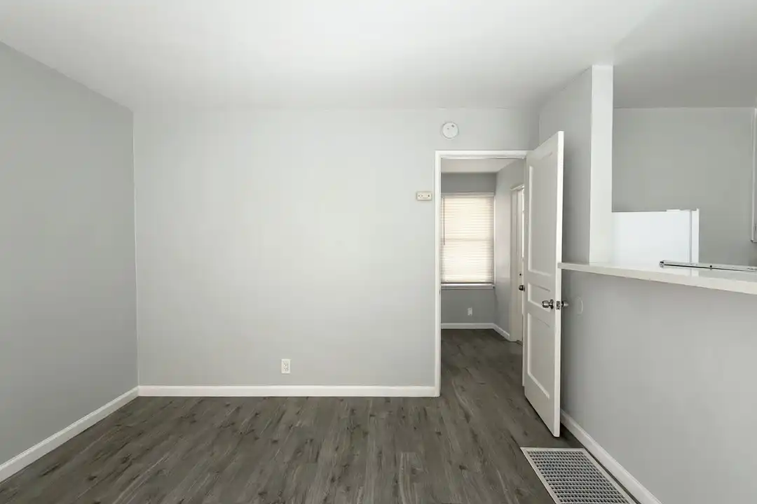 Apartment in Long Beach - View 4