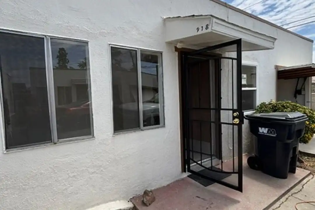 918 W Hays St – photo 1 of 20