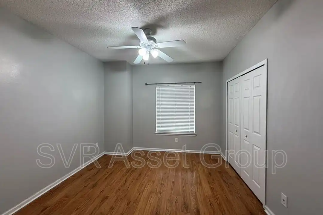 10000 Gate Pkwy N unit # 114 – další