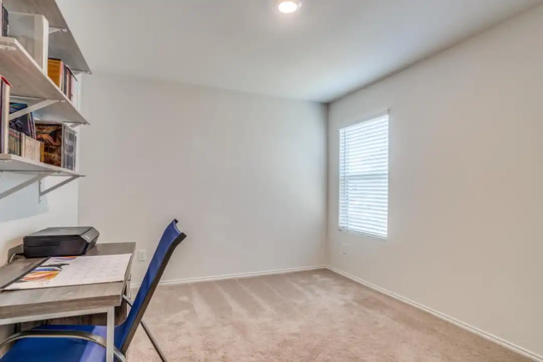 718 Trestle Dr - More