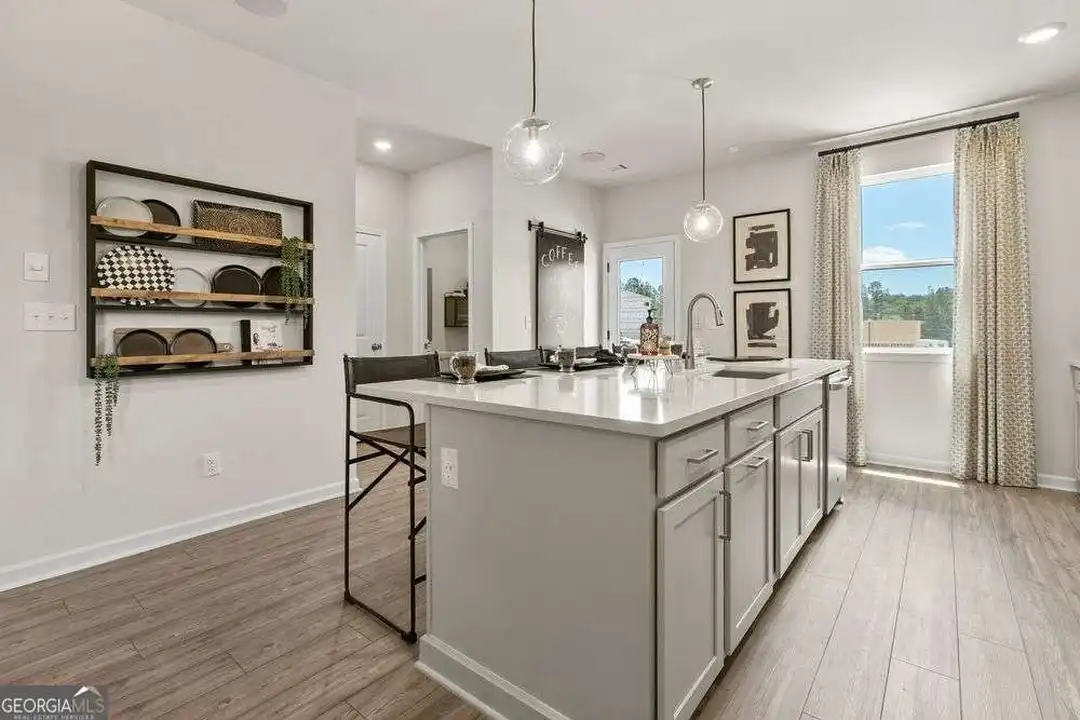 100 Holt Ln - View 6