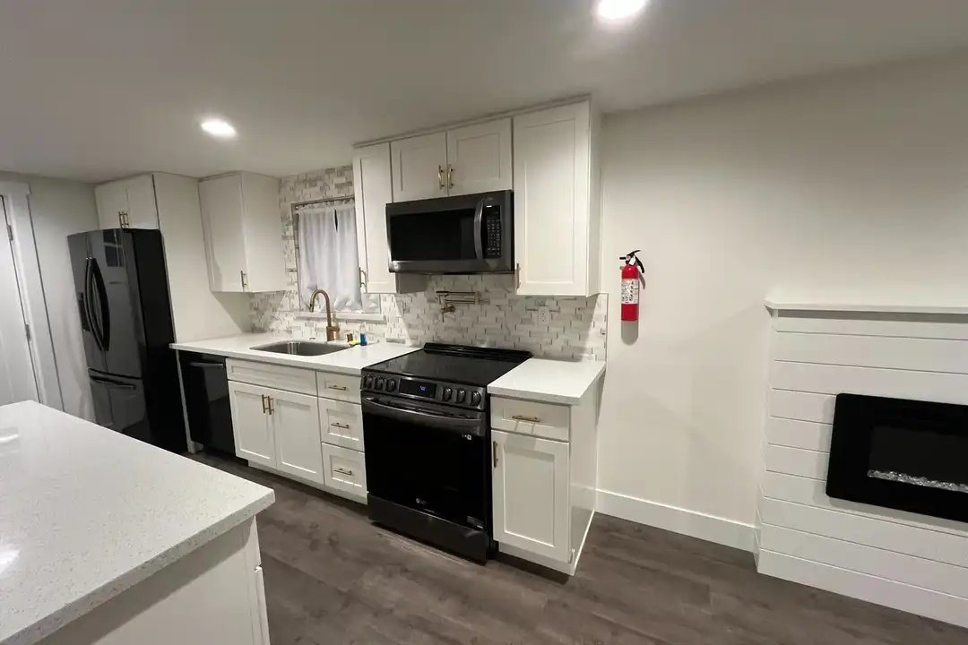 1298 Beach Ave - More