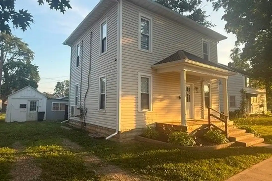 409 W Walnut St – photo 1 of 31