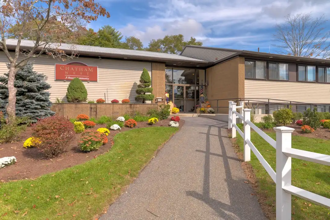 202 Chatham W Dr – photo 1 of 14