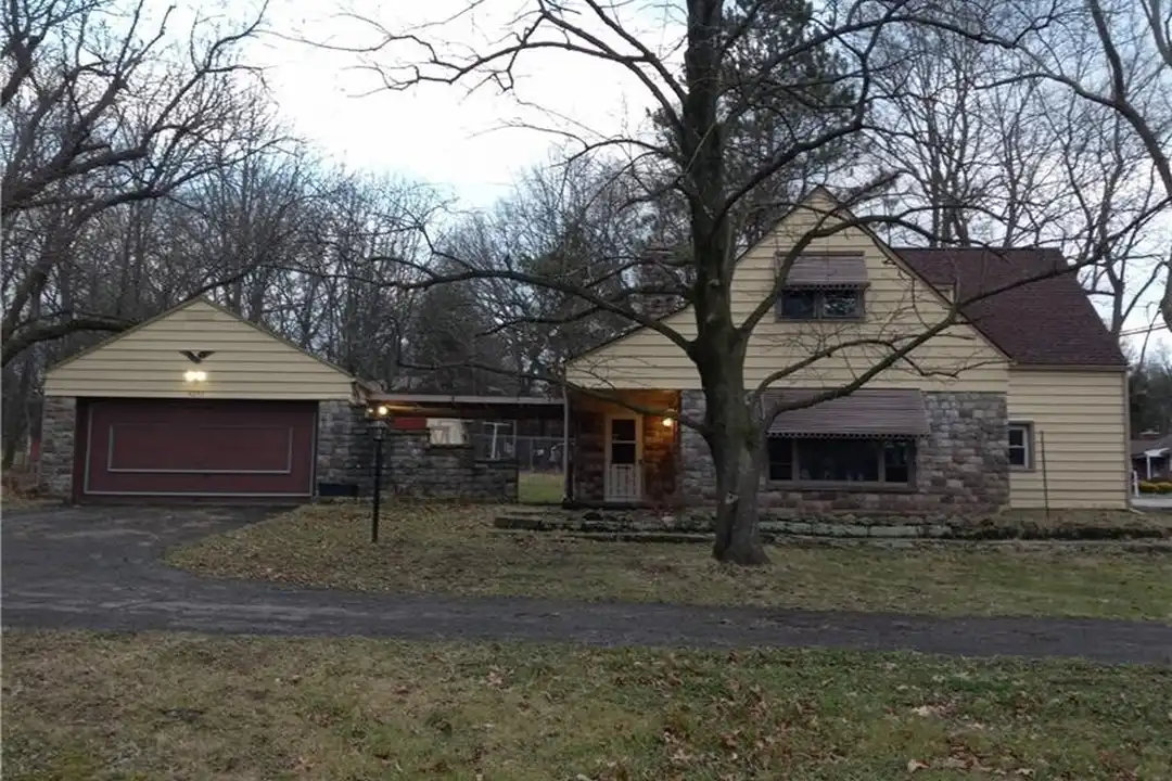 3251 Darrow Rd – photo 1