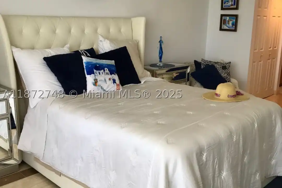 Apartment in Surfside - View 3
