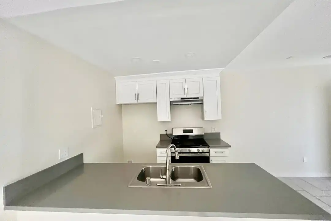 Apartment in Los Angeles, Lake Balboa - View 2