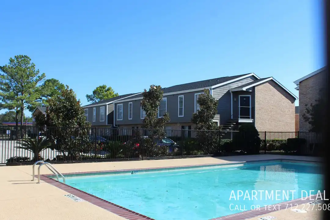 12320 Wayforest Dr – photo 1
