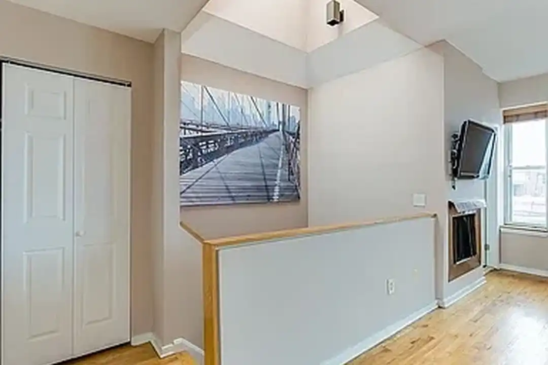 Apartment in Washington - View 6