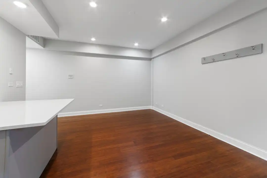 4637 N Dover St unit 2N - View 5