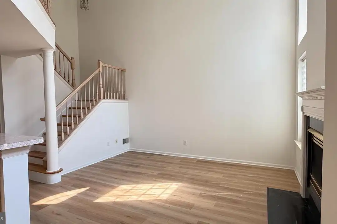 207 Lookout Pl - View 6