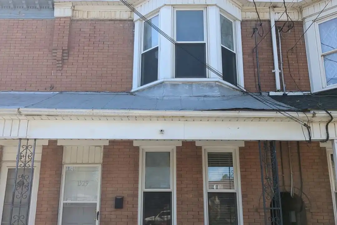 1529 W King St – photo 1 of 26