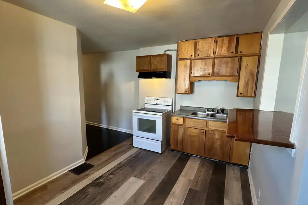 1303 N Gladstone Ave – pohled 4