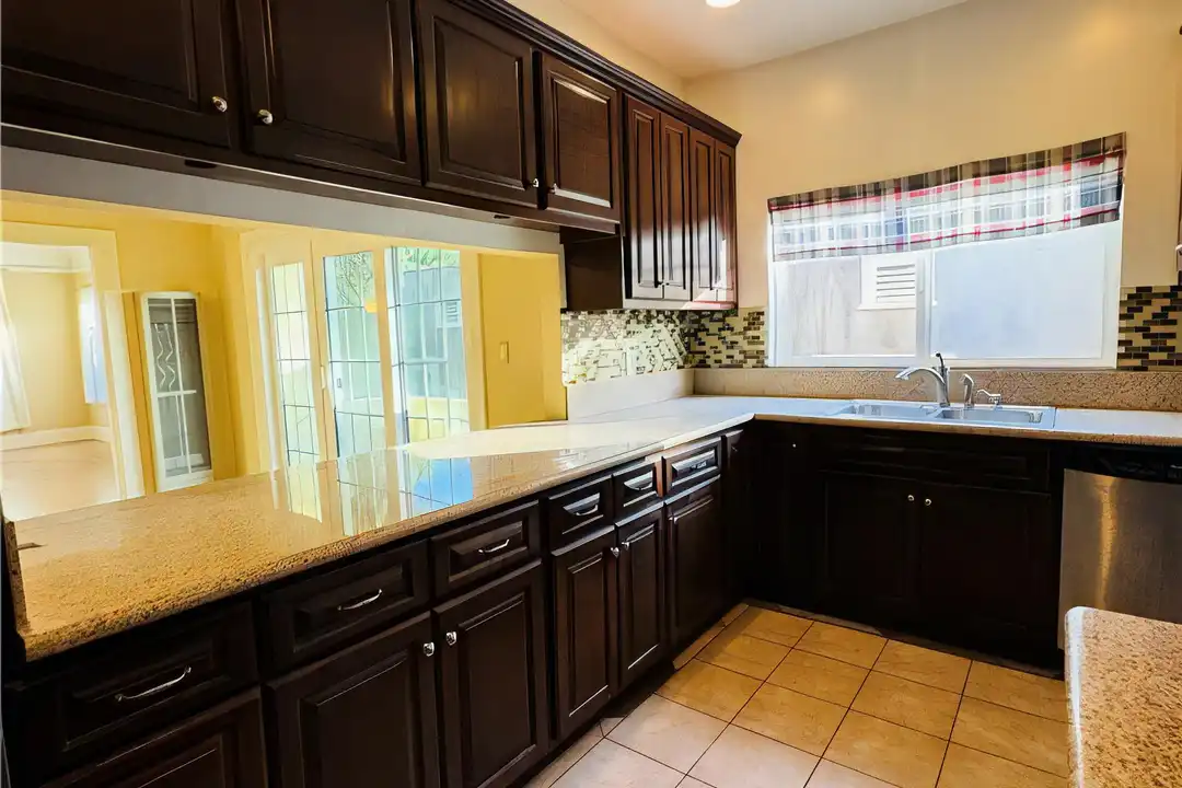 1327 S Longwood Ave unit B - View 2