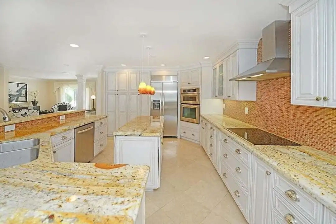 885 NE Mulberry Dr - View 6