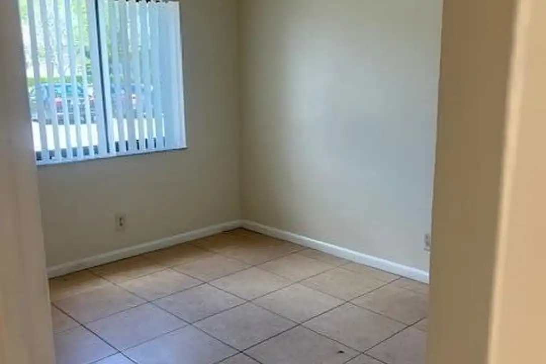 Apartment in Coral Springs - More
