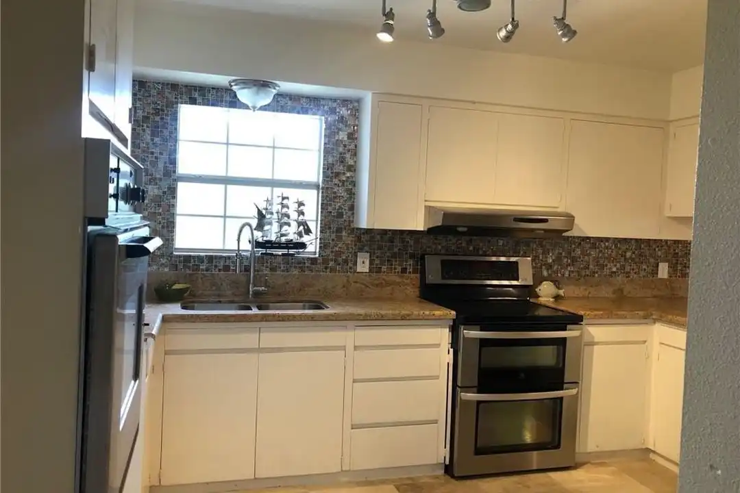 400 Jackson Ave W - View 3