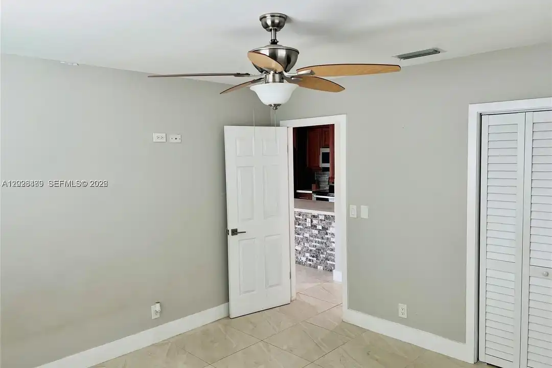 House in Hallandale Beach - View 5