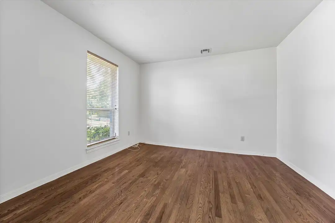 3232 Parkwood Dr - View 4
