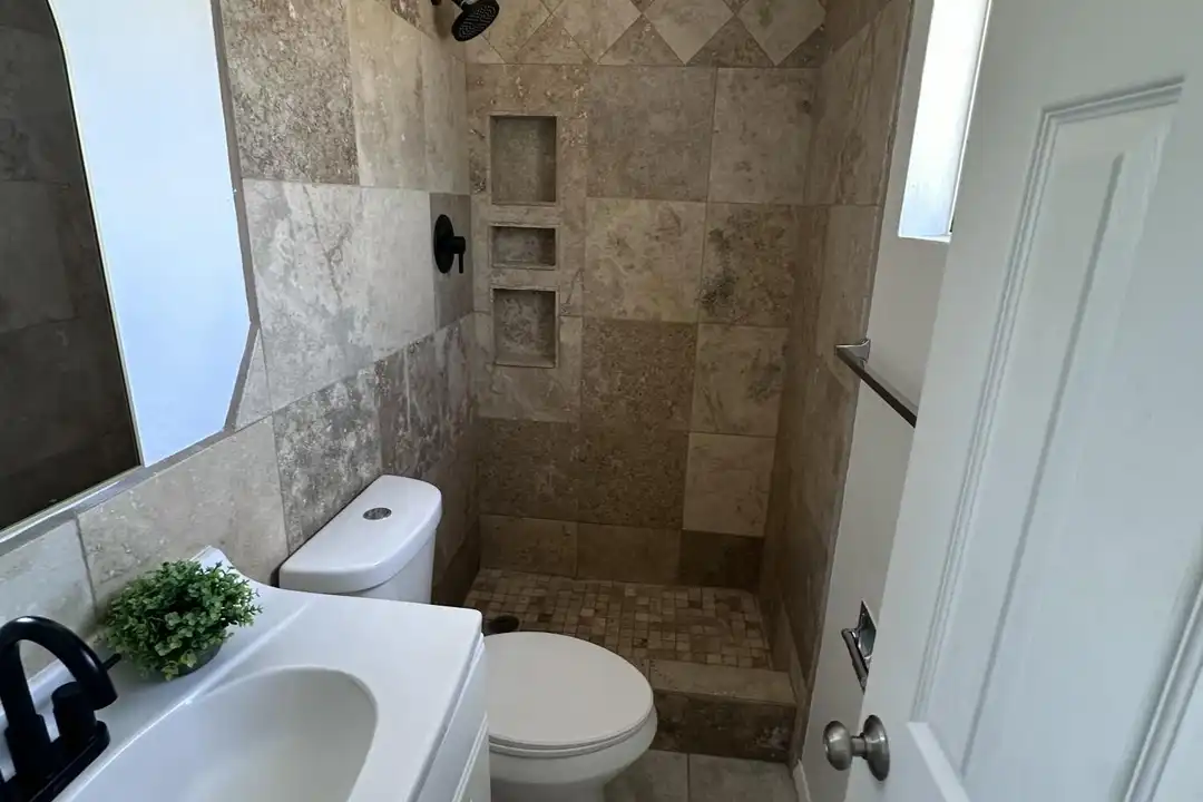 1050 W Romo Jones St - More