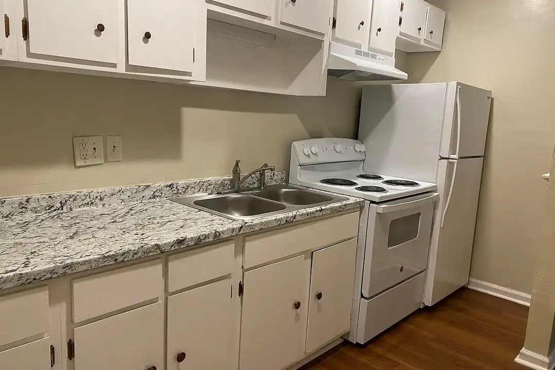 Grandin Court Apartments – photo 1