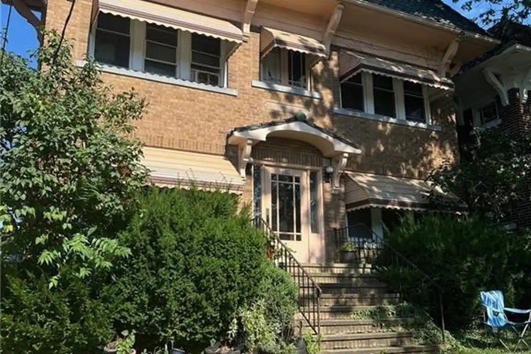 1357 Phelps Ave unit 4 – photo 1