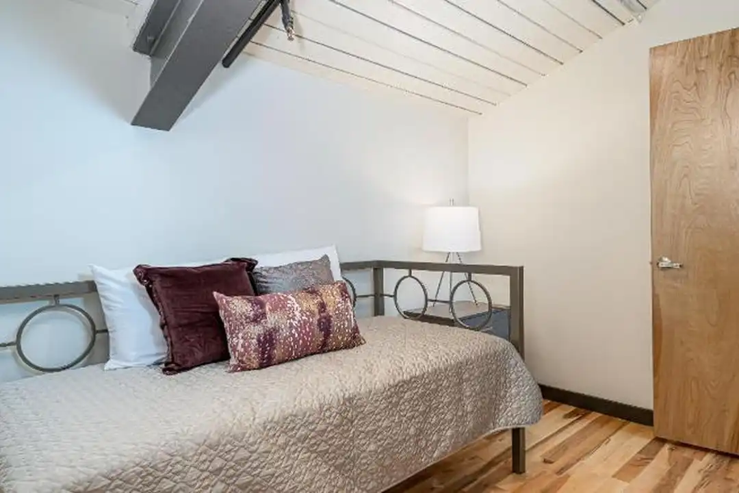 Apartment in Burlington - View 5