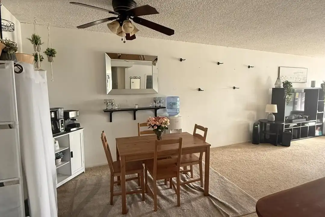 Apartment in Los Angeles - View 5