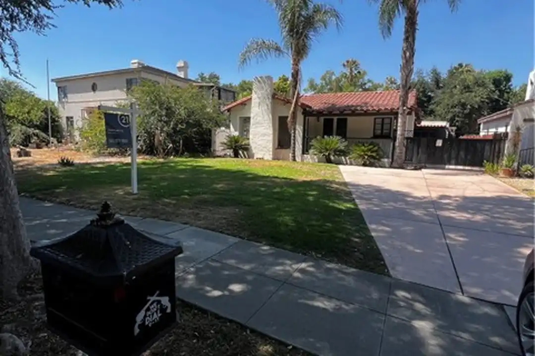 484 W 25th St – photo 1