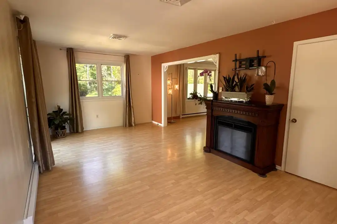 4902 Creek Dr - More