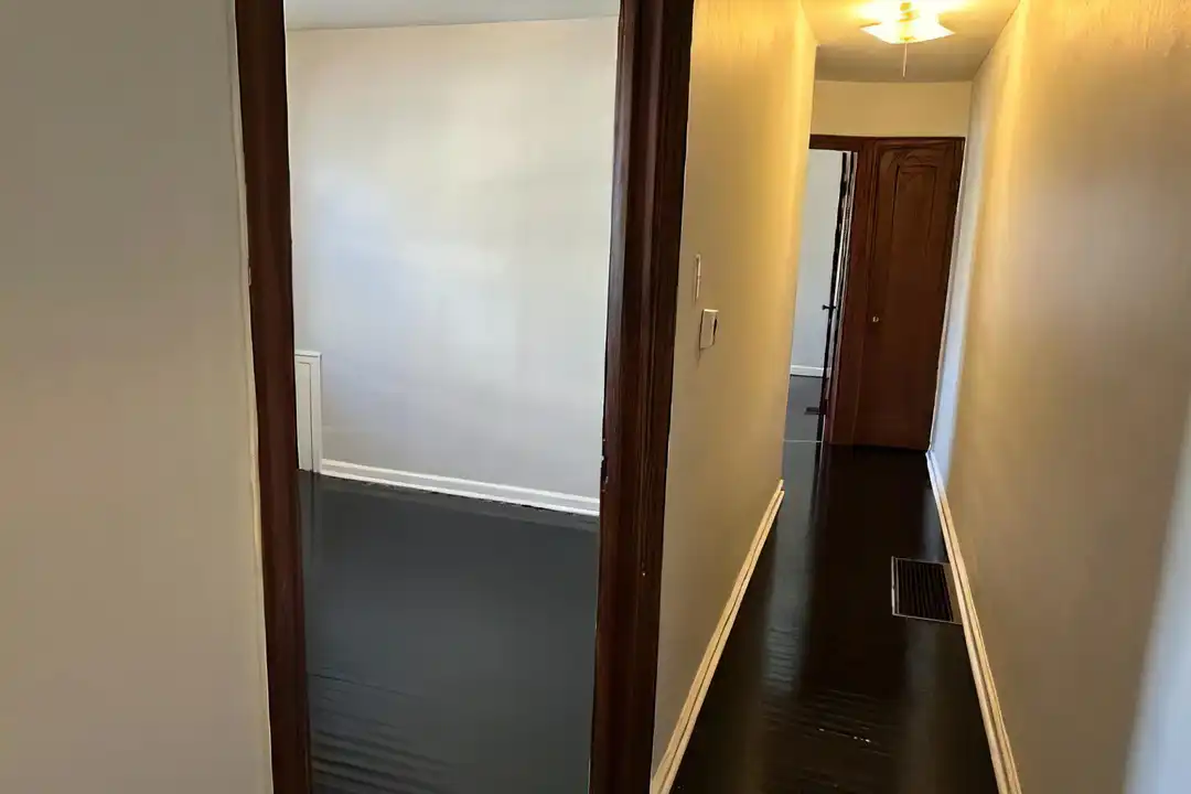 1303 N Gladstone Ave – pohled 5