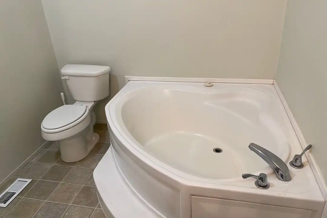 Apartment in Klamath Falls - More