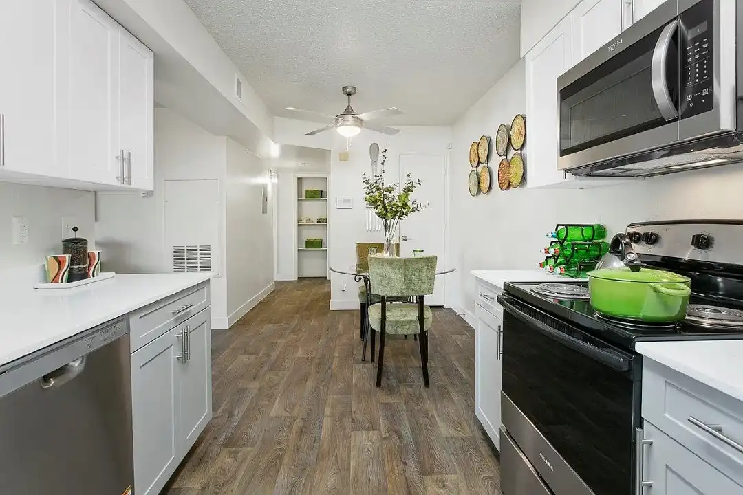 Apartment in Phoenix, Maryvale - View 2