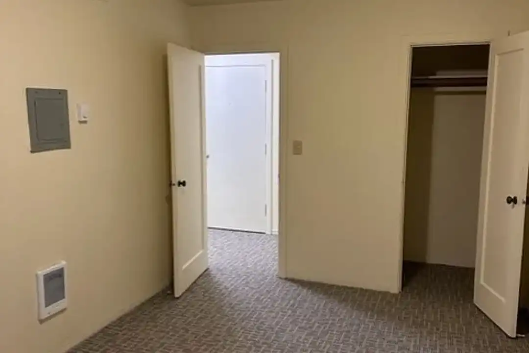 Eugene Manor Apartments - View 4