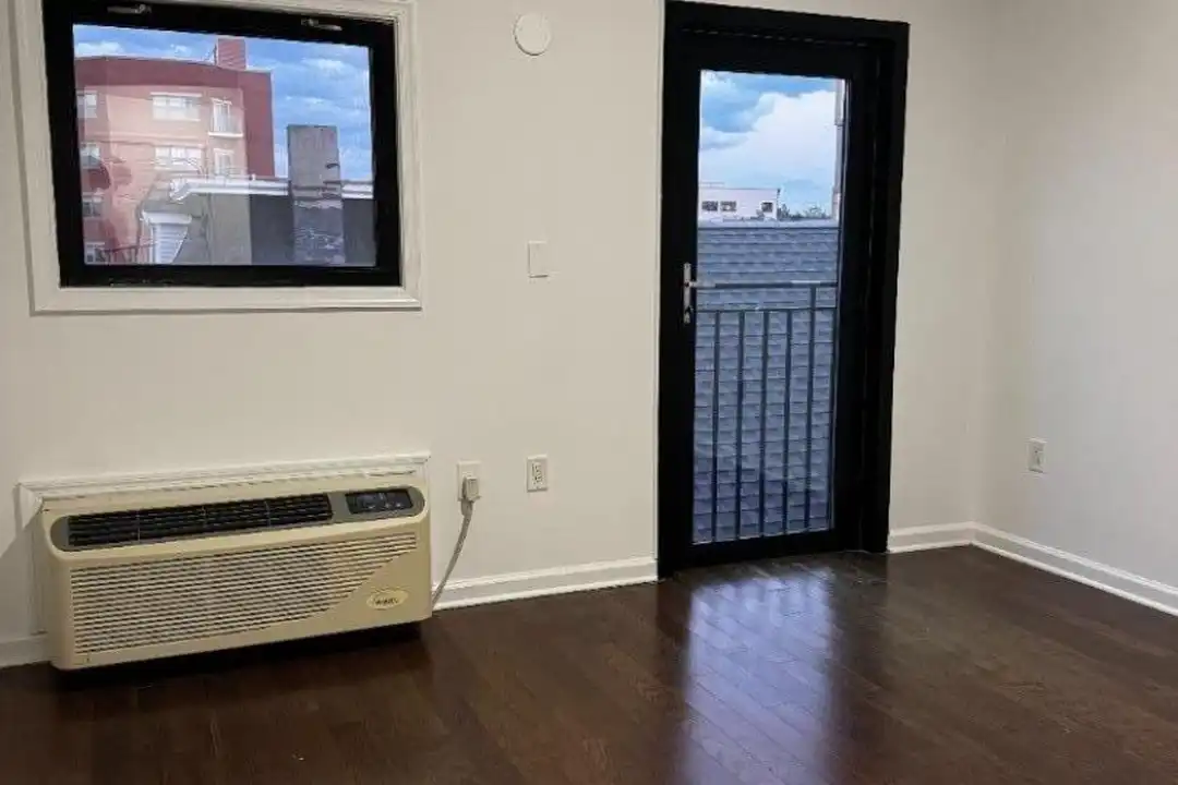 190 Culver Ave - More