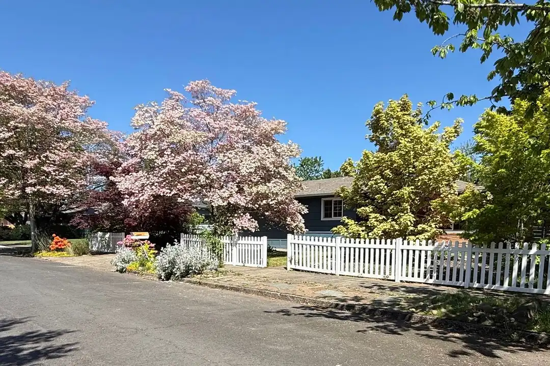 906 SE 165th Ave - View 6