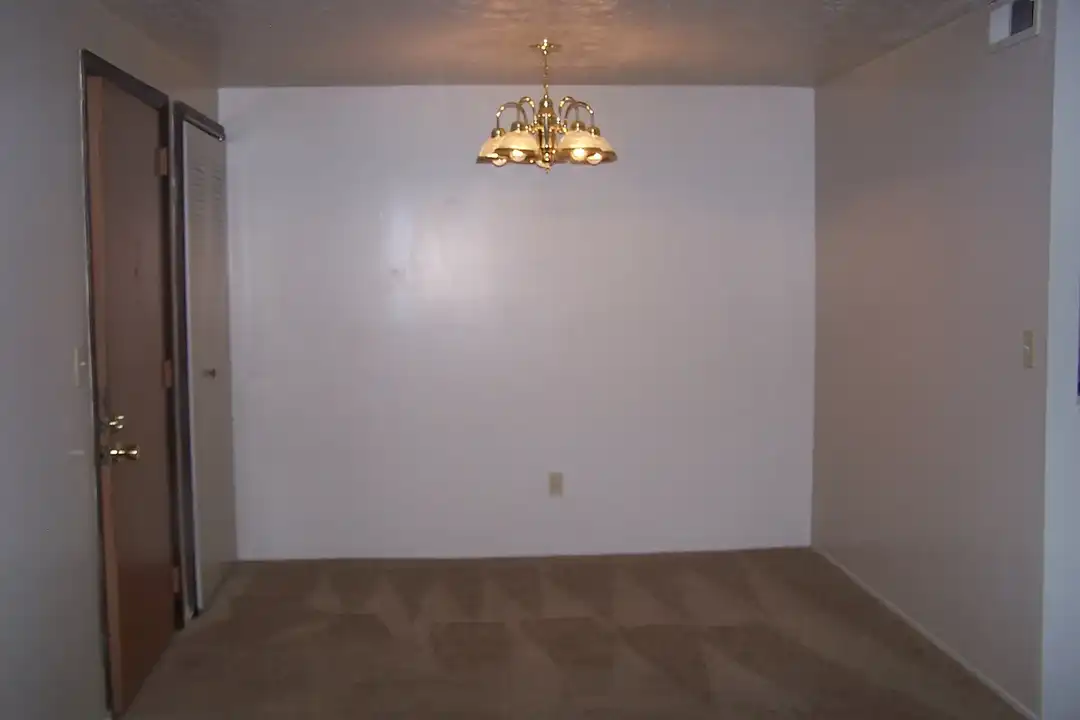 College Park Apartments – photo 1
