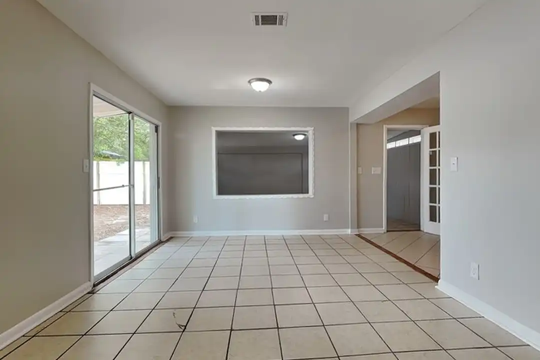 10927 Regency Dr – pohled 6