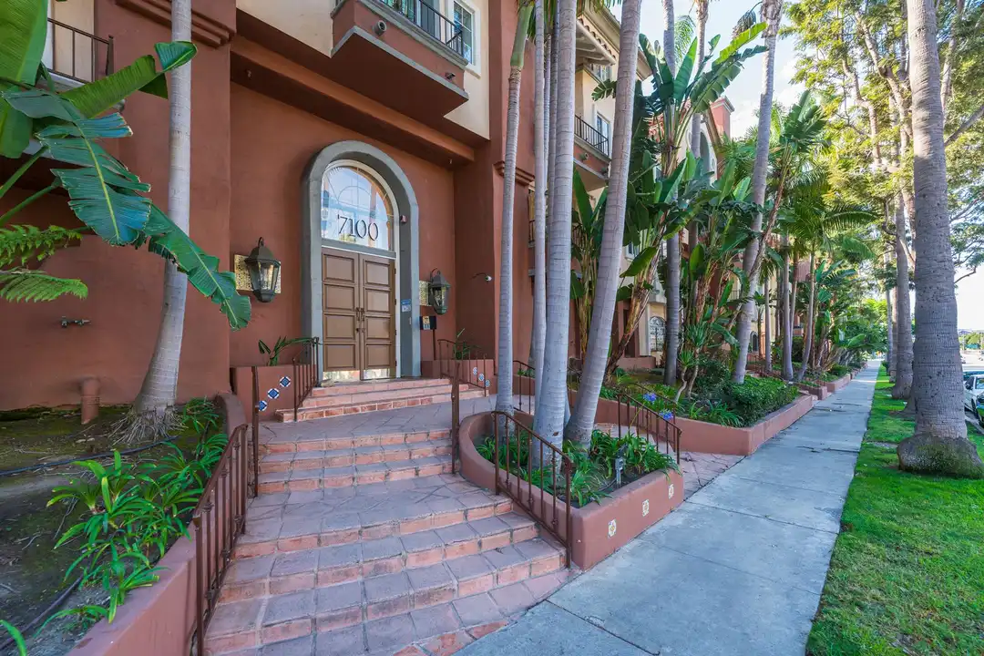 Apartment in Los Angeles - View 3