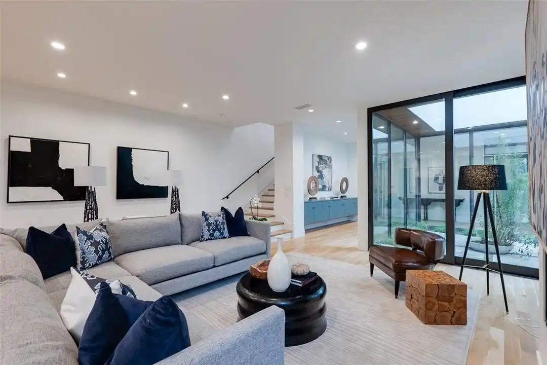 House in Dallas - More