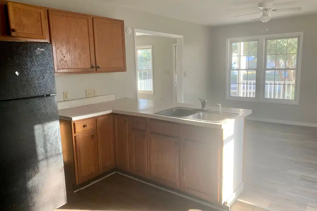 1202 Bay St - More
