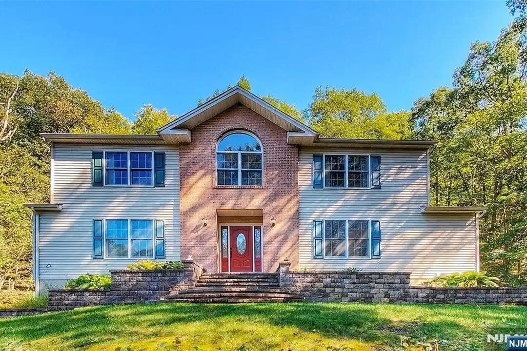 281 Kinnelon Rd – photo 1 of 43