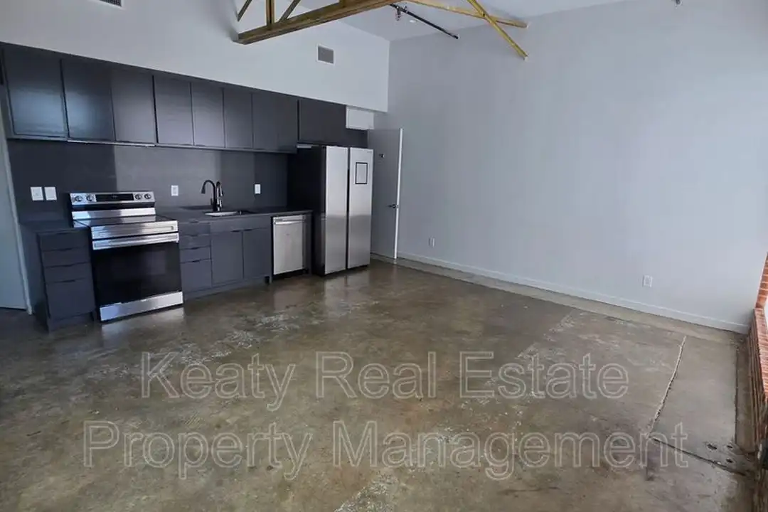 136 E Cypress St unit D – photo 1