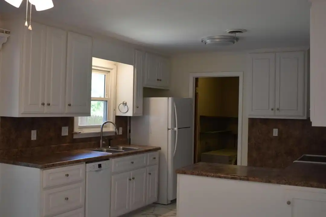 735 Old Edgefield Rd - View 2